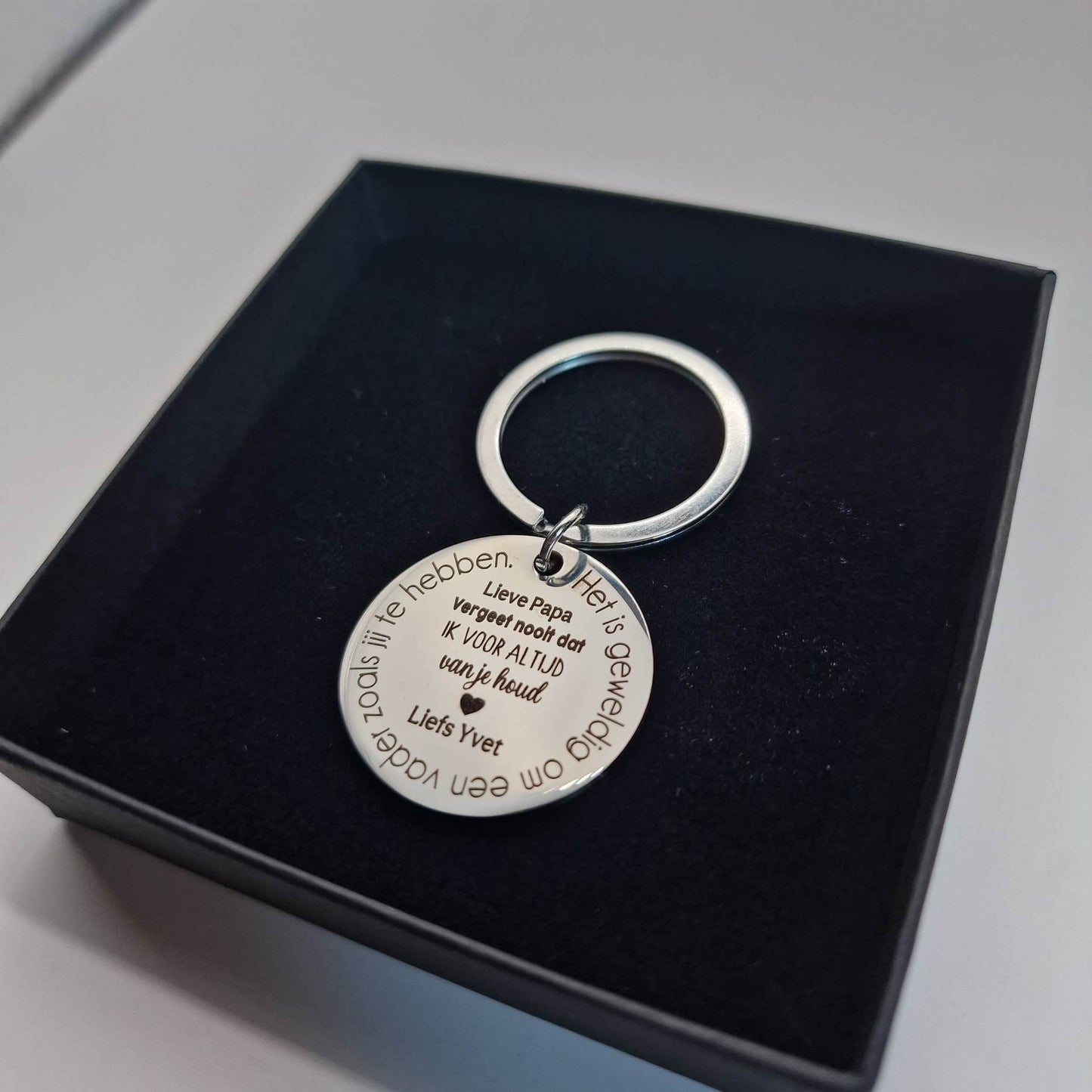 "Het is geweldig om een vader zoals jij te hebben" | Gepersonaliseerde sleutelhanger | Kleur: Goud of Zilver