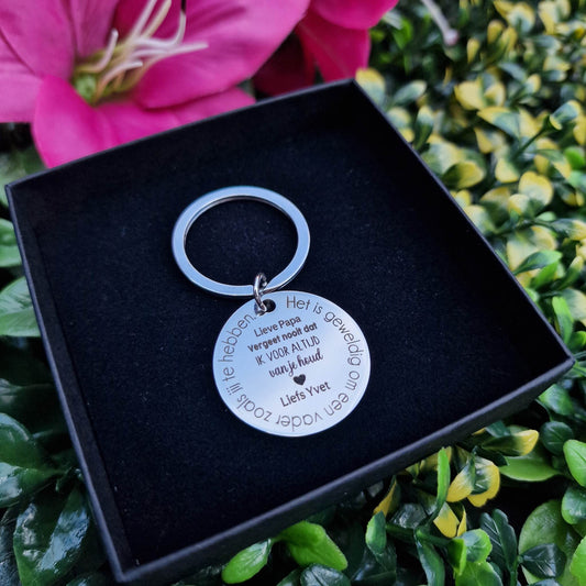 "Het is geweldig om een vader zoals jij te hebben" | Gepersonaliseerde sleutelhanger | Kleur: Goud of Zilver